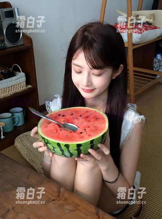 果团网-周妍希 果团网 - 周妍希白色作品精选,带你探寻她在艺术中的无限幻想之旅!