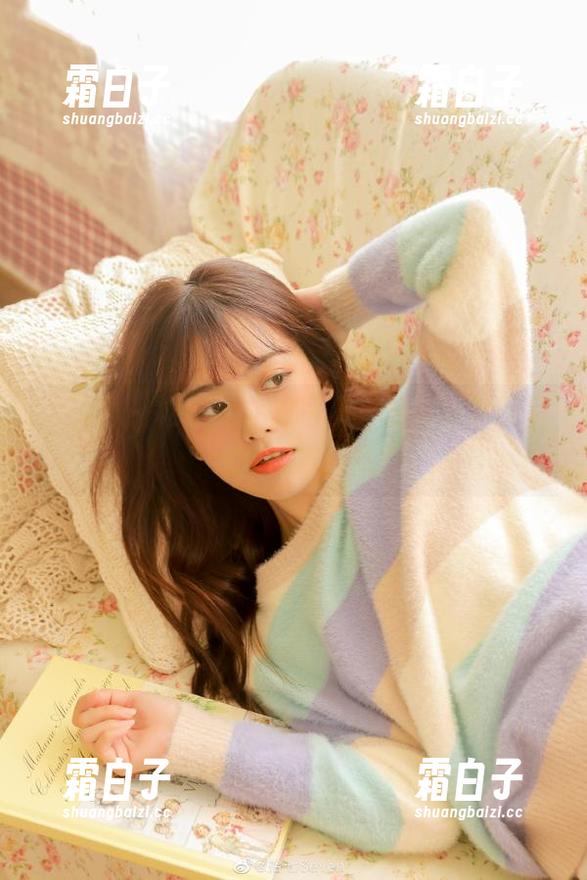 果团网 - 松果儿泳池写真，无圣光套图呈现纯净与惬意