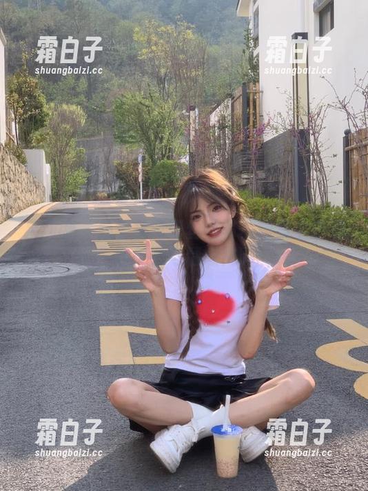 果团网 - 感受林弯弯丝袜写真图集中的细致美学与情感共鸣