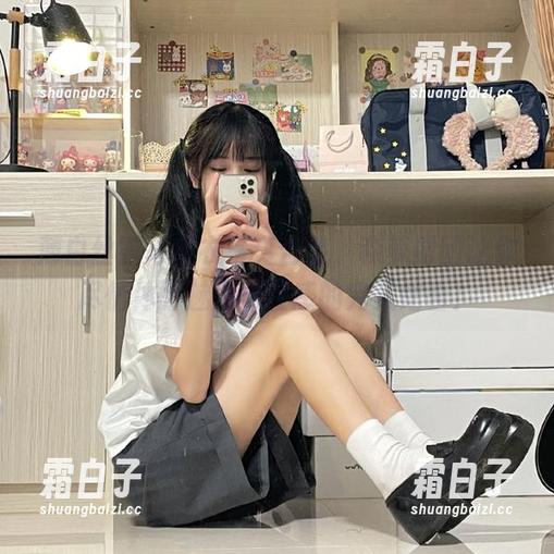 薄白丝露背毛衣写真合集，森萝财团让你尽情体验魅力与性感的完美结合！