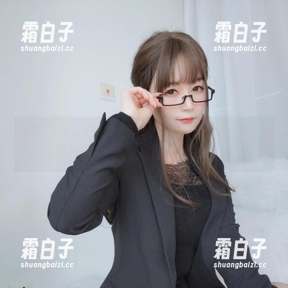 探索白银81更衣室自拍里的搞笑风暴，图册带你走进轻松幽默的写真世界！