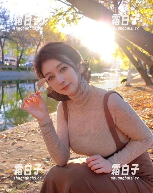 白银81空姐的最新写真套图更新，带你领略空中飞人的风采！