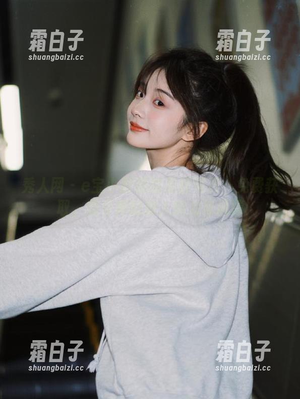秀人网-e宝小野猫 秀人网 - e宝小野猫的灰丝写真:免费获取,感受她的撩人魅力与风情