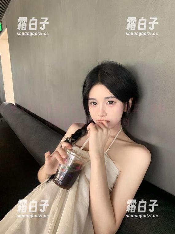 秀人网 - 无圣光七七kiko眼镜写真，带你领略最真实的她与时尚