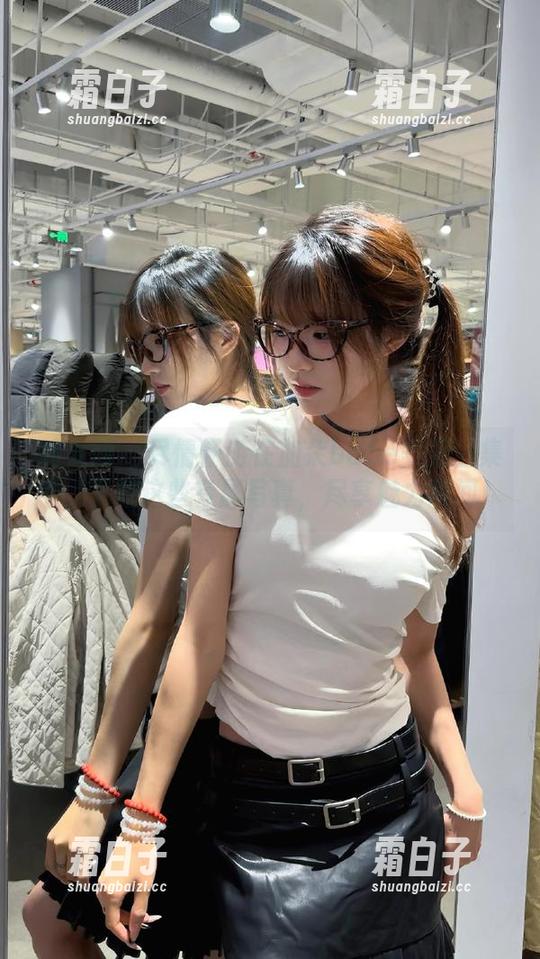 秀人网 - 尽情畅游在加朵babe美足全集中，下载这些专属写真，尽享魅力瞬间！