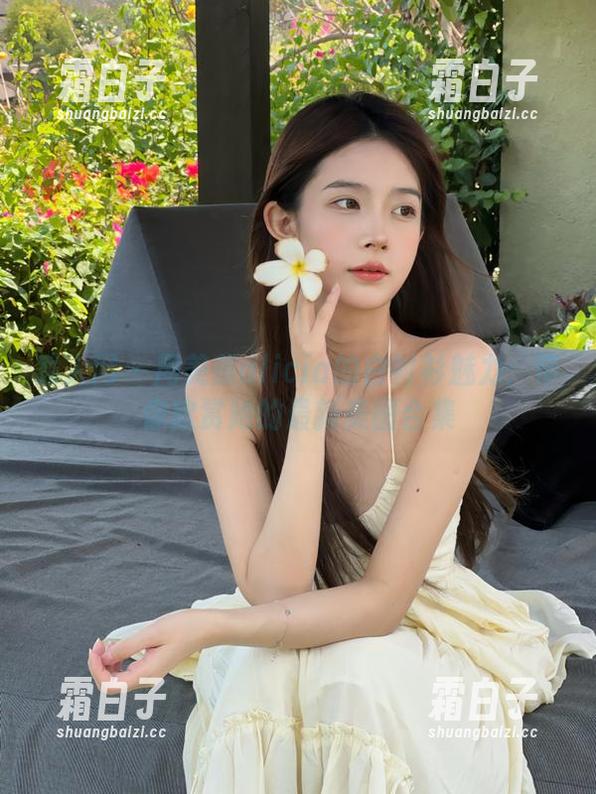 秀人网 - 周美美alicia的白衬衫魅力：带你欣赏她的最新美图合集