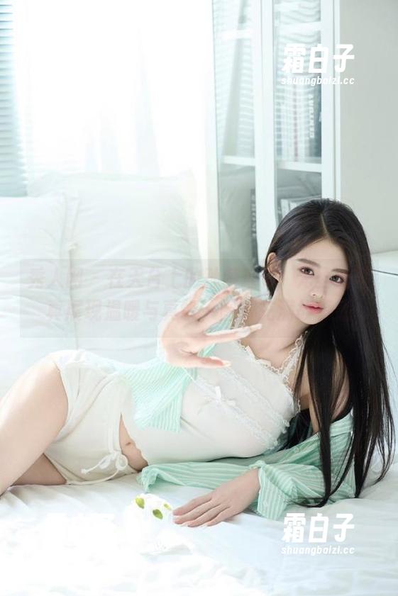 秀人网 - 在天台上的孙梦瑶V，无圣光写真展现温暖与真挚，图片充满故事感