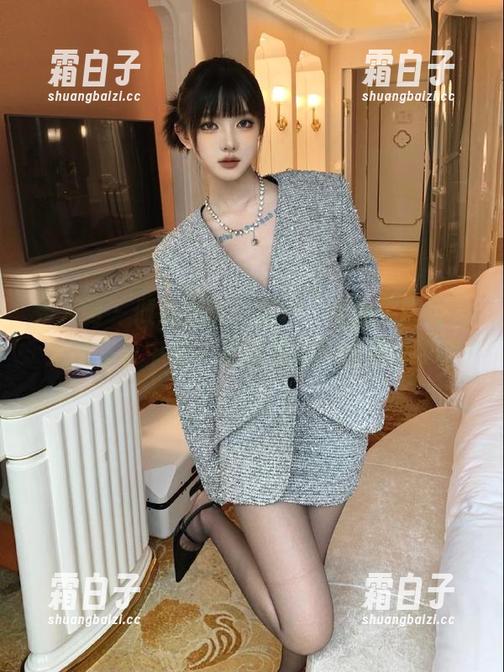 秀人网-想做你的猫 秀人网 - 倾心摄影:探寻“想做你的猫”圣诞写真中每一张精美照片的温暖故事