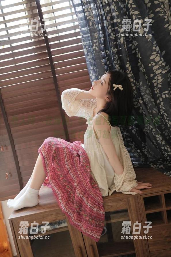 秀人网-李七喜 秀人网 - 在海边,李七喜用写真图集讲述她的夏日梦幻故事