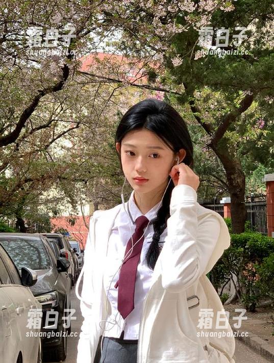 秀人网 - 揭开杨晨晨sugar黑丝美腿翘臀写真集的奢华：原图记录下每一瞬间的动人魅力