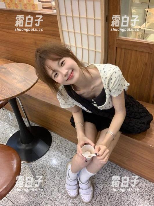 秀人网 - 全套温妮空姐写真，捕捉空中小姐的魅力与风采，带你飞翔天际！