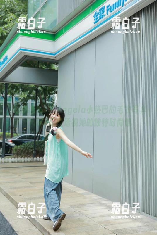 花漾show - Angela小热巴的毛衣写真作品，原图透视她的独特时尚感