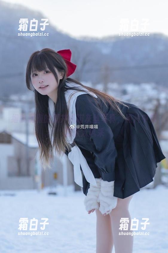 细腻优雅的荒井喵喵灰丝写真，照片中尽显迷人风采