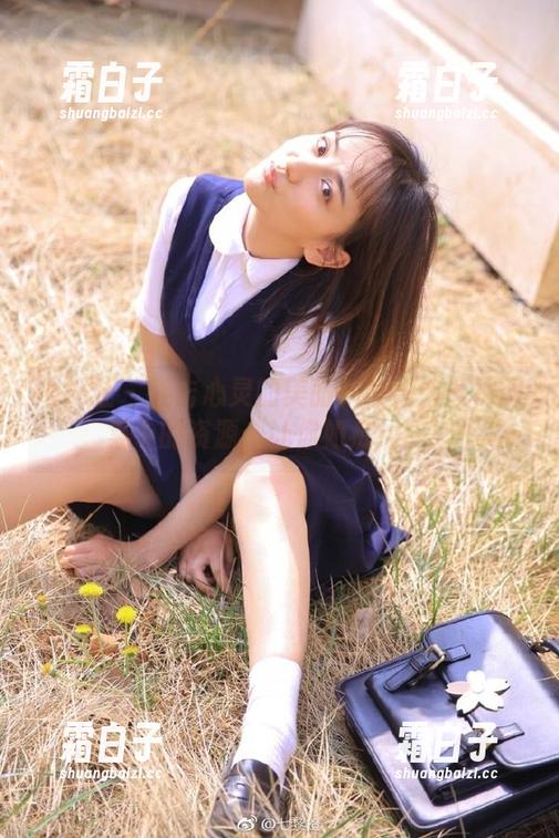 蜜桃社 - 直击心灵的美丽：李颖诗丝袜图集中的资源，让你如痴如醉！