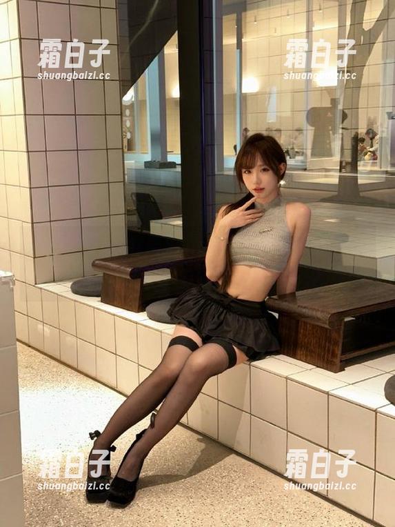 蜜桃社 - 缇娜美Tinami制服风情写真原图，图册内含她的自信与魅力
