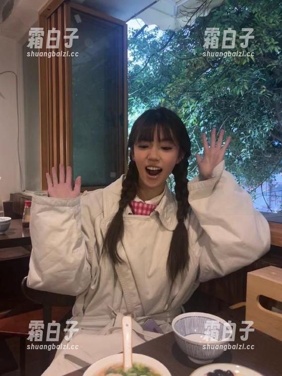 袜啵啵 - 引人注目的小淳肉丝写真套图，免费下载让你不再错过！