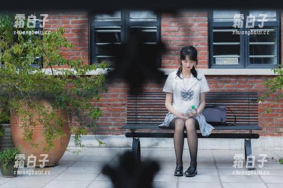 白衬衫夏日梦：西瓜少女的绝美写真原图资源尽在这里