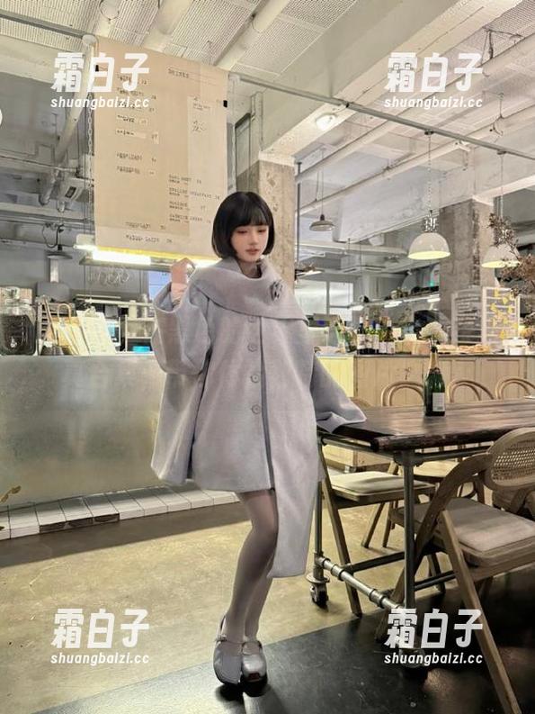 语画界 - 在黑色的世界里迷失，小尤奈写真合集，带你体验独特的图片之旅。