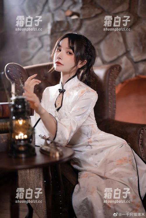 跟随超级小禾儿的步伐，分享她别具一格的眼镜写真作品集