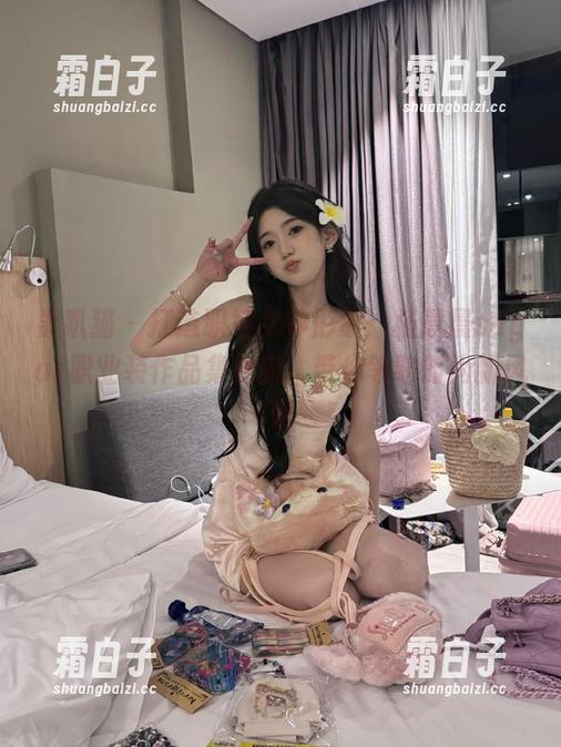 轰趴猫 - 打造职场女神形象：杨晨晨sugar职业装作品集更新，带你领略时尚新风潮