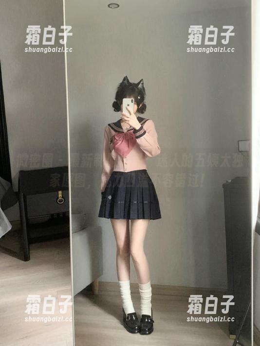 微密圈 - 最新制服风潮：迷人的五姨太独家原图，魅力四溢不容错过！