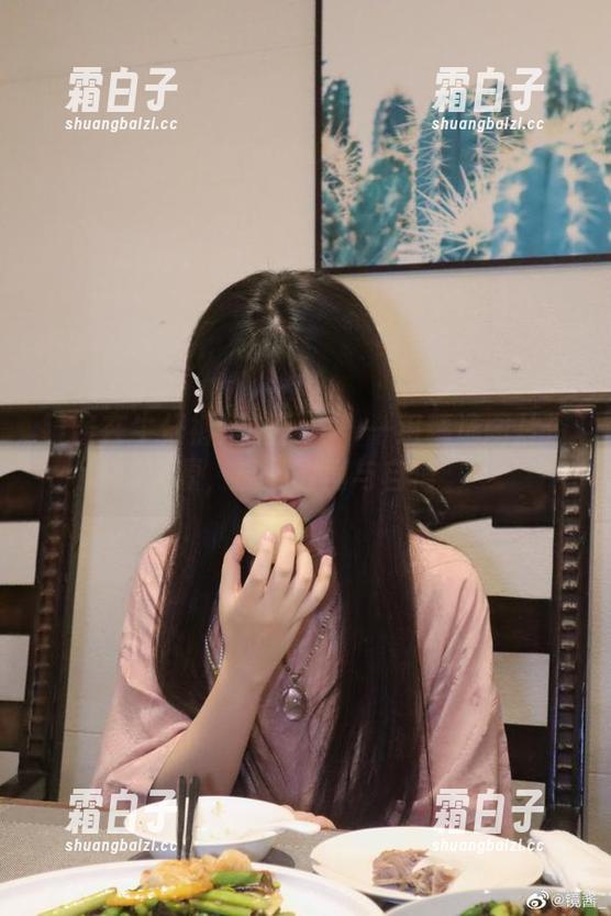 镜酱在牛仔裤里的世界：一组精选图片资源，展现时尚与自信