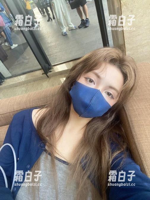 探索阿寨寨女孩的美图分享，感受她的独特风格与魅力