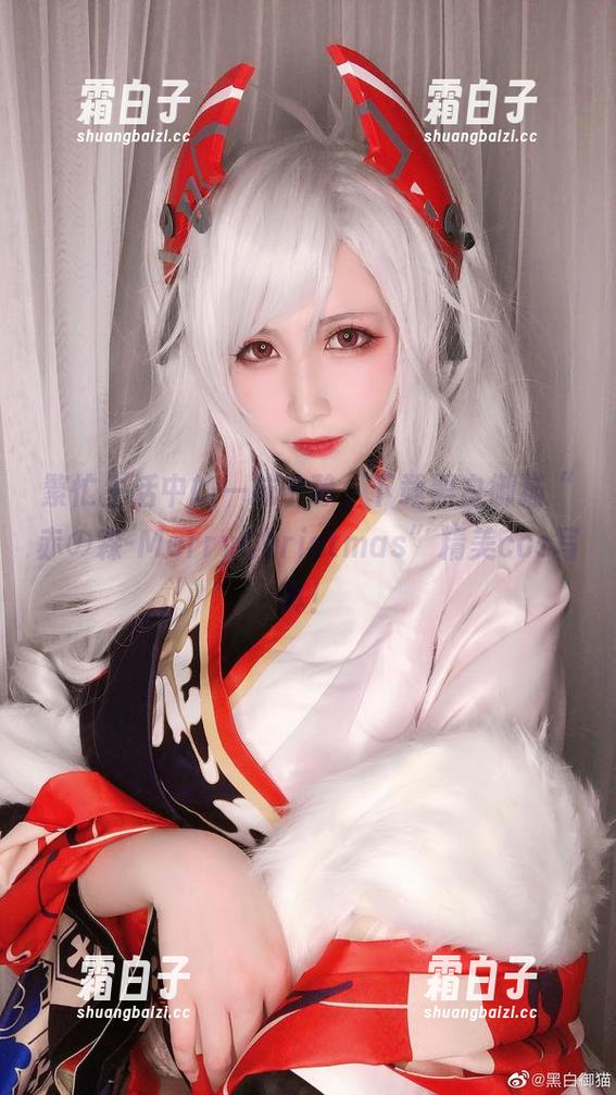 繁忙生活中的一抹宁静，下载黑白御猫“赤の森-MerryChristmas”精美cos写真！